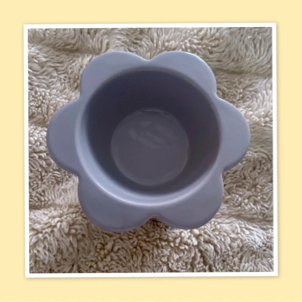 Elevated Petal Shape -Gray Feed Bowl